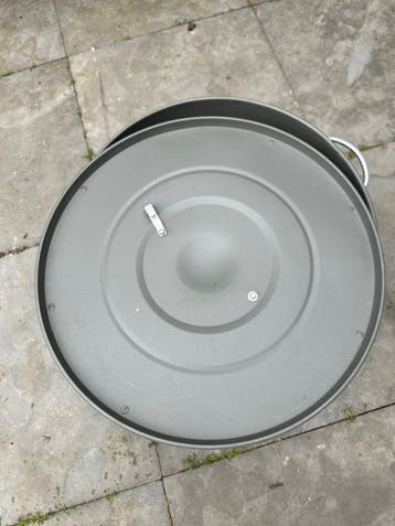 Grijze metalen afvalemmer met lichte corrosie