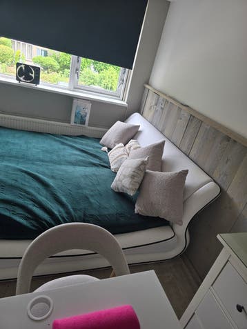 Modern tweepersoonsbed met wit kunstleer