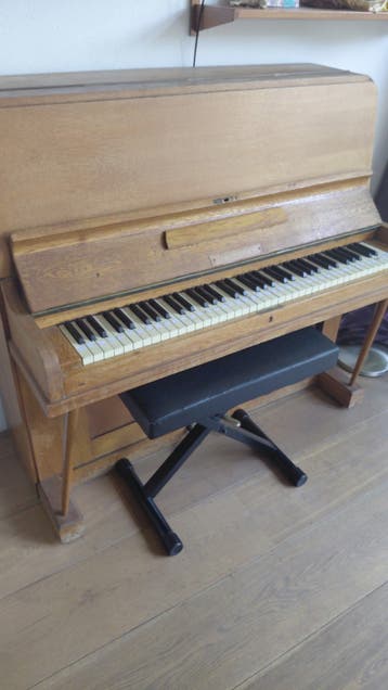Mooie houten piano met krukje