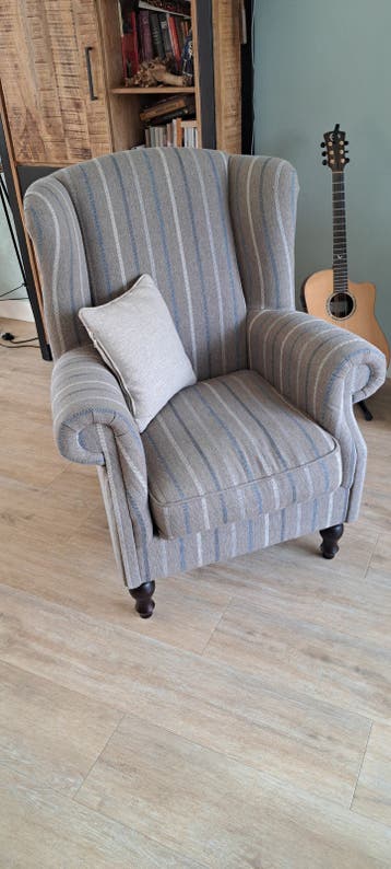 Comfortabele fauteuil met gestreepte bekleding