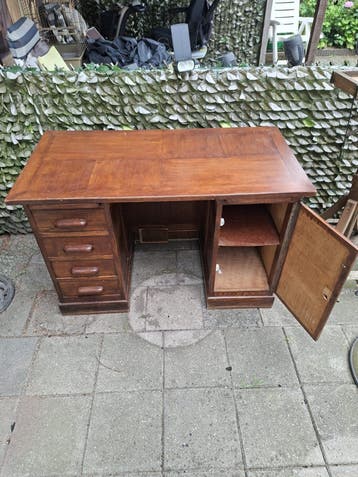 Vintage houten bureau met lades en opbergruimte