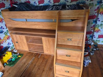 Hoog bed met veel opbergruimte