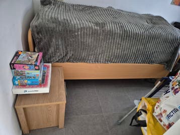 Eenpersoonsbed met matras en nachtkastje