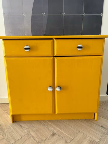 Geel Kastje met Speelse Knoppen
