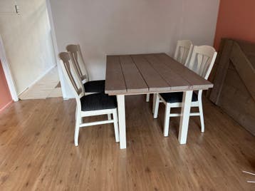 Eetkamertafel met 4 stoelen