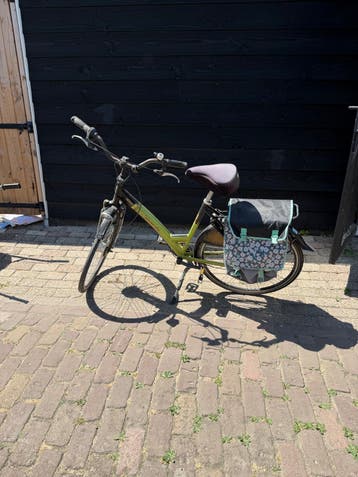 Gebruikte damesfiets met fietstassen