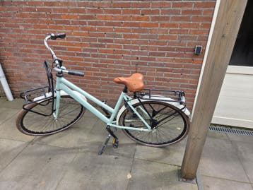 Damesfiets met voordrager en bagagedrager