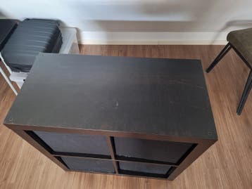 Zwart opbergmeubel met 4 vakken en manden