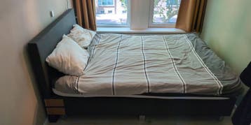 Tweepersoons bed 140 bij 200 cm met matras