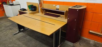 Twee bureaus met bijpassende kast - complete werkplek
