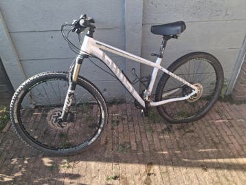 Mountainbike - Zonder zadel, lekke band, moet nagekeken