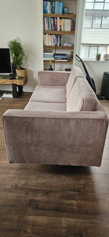 Mooie oudroze bank van ribstof