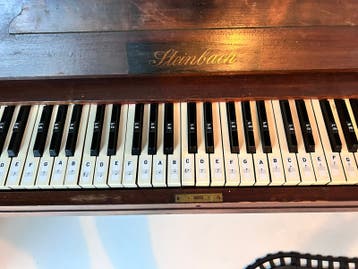 Oude bruine Piano | Steinbach