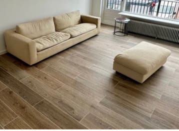 Beige bank met poef