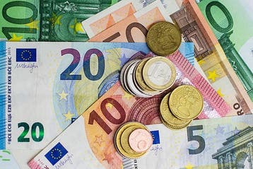Maandelἱjks 3000  euro  Ḃijverdἰenen?