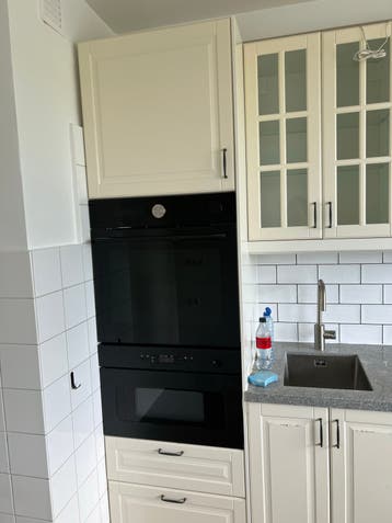 Keuken met apparatuur en badkamermeubel