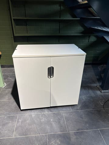 Compacte witte kast met 2 deuren en legplank
