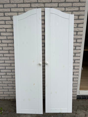 Gratis af te halen: Witte sierlijke kastdeuren (2 stuks)