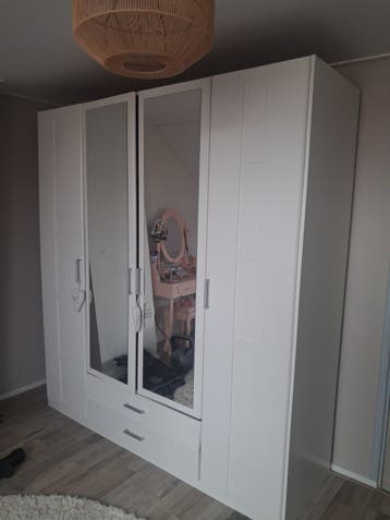 Witte kledingkast met spiegeldeuren en lades