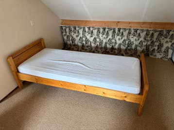 Eenpersoons houten bed met lattenbodem