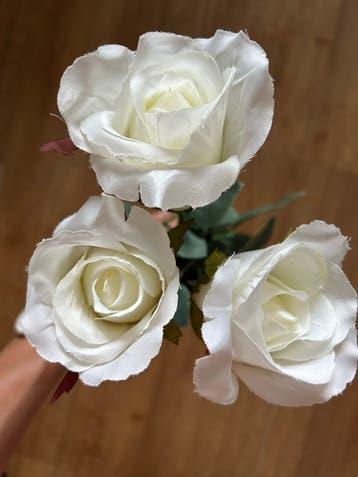 Gratis 3 kunstrozen en witte bloem