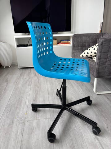 Blauwe bureaustoel met wieltjes