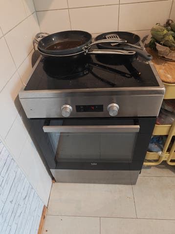Beko fornuis met oven - 2 kookplaten defect(z.s.m) weghalen
