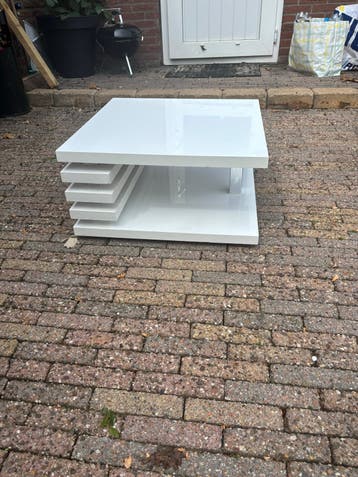 Gratis af te halen: Moderne witte salontafel