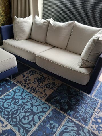 Blauwe bank met chaise longue beige kussens (gratis)