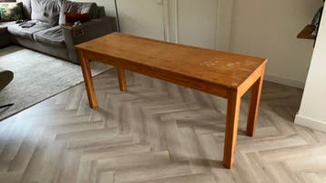 Tafel van massief hout. Gratis op te halen.