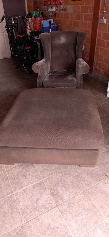 Fauteuil met poef