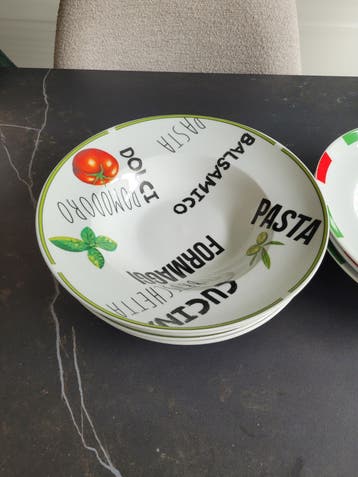 8 leuke diepe pasta borden, 2 designs