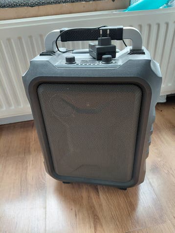 OK. Draagbare speaker - Werkt alleen met stroomkabel