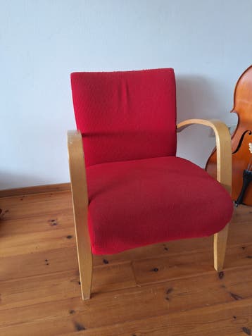 Vintage rode fauteuil met houten armleuningen