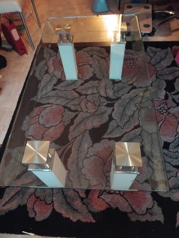 GRATIS Moderne glazen salontafel met metalen poten