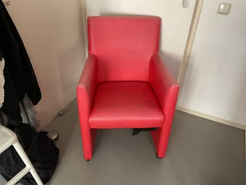 Rode stoel op wieltjes