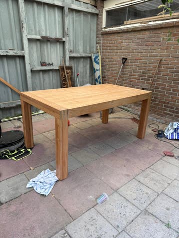 Nette teak houten eettafel