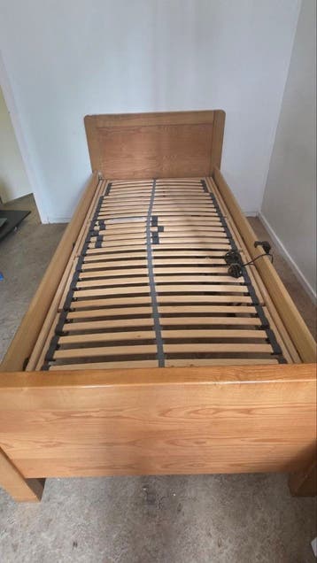 Free electric single bed (90  200 cm) – Pickup only