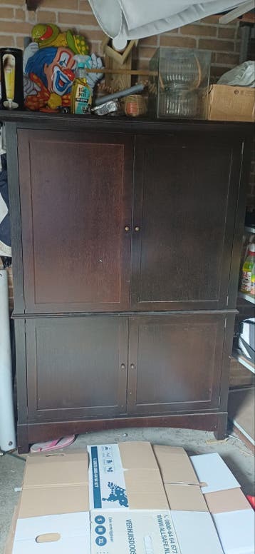Donkerbruine houten kast met deuren