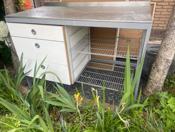 Metalen bureau voor schuur, gratis af te halen
