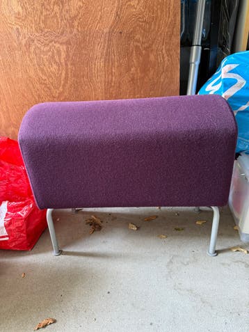Ikea Vintage paarse poef met metalen poten