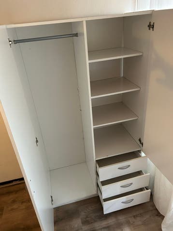 Witte kledingkast met hangruimte, planken en lades