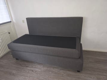 Bed 80x200 cm met hoofdbord, zo goed als nieuw