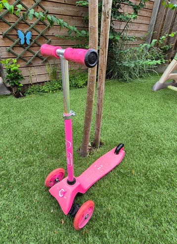 Roze kinderstep met 3 wielen