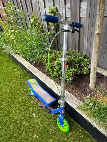 Blauwe en groene spacescooter voor kinderen