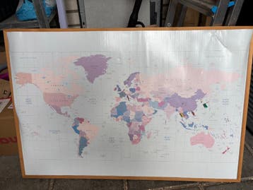 Grote wereldkaart met houten lijst