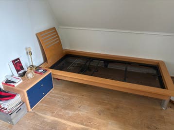 Eenpersoonsbed met lattenbodem en nachtkastje