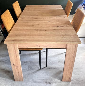 Eettafel en stoelen