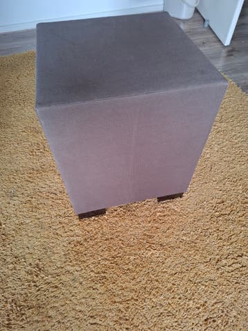 2 hockers  bij zet tafel