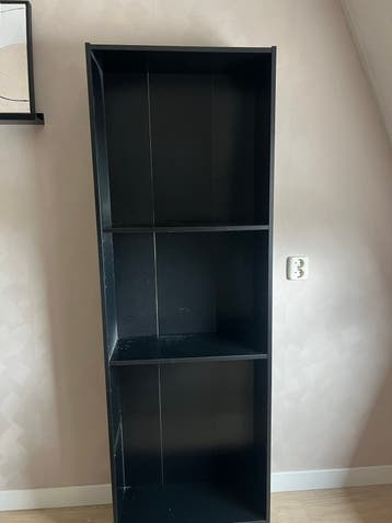 Gratis zwarte kast met planken